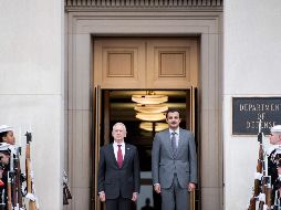James Mattis, el secretario de Defensa estadounidense, junto al emir de Catar, Tamim Bin Hamad Al-Thani. AFP / B. Smialowski