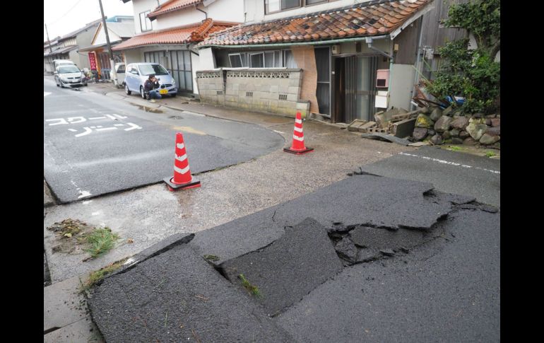 Una calle luce dañada en Oda, Japón, tras un sismo de magnitud 5.6 que sacudió esta madrugada el oeste del país. AFP/Shimane Nichinichi Shimbun/Jiji Press