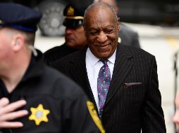 Cuando Cosby ingresaba a la corte de Pensilvania, una mujer en topless saltó una barrera y corrió hacia él, antes de ser derribada por guardias de seguridad y arrestada. AP / C. Perrine