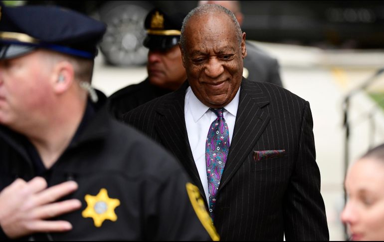 Cuando Cosby ingresaba a la corte de Pensilvania, una mujer en topless saltó una barrera y corrió hacia él, antes de ser derribada por guardias de seguridad y arrestada. AP / C. Perrine