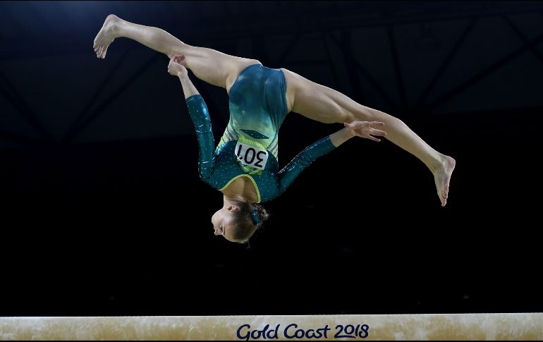 La australiana Georgie-Rose Brown compite en la final de barra de equilibrio, durante los Juegos de la Mancomunidad en Gold Coast, Australia. AFP/Y. Aung Thu