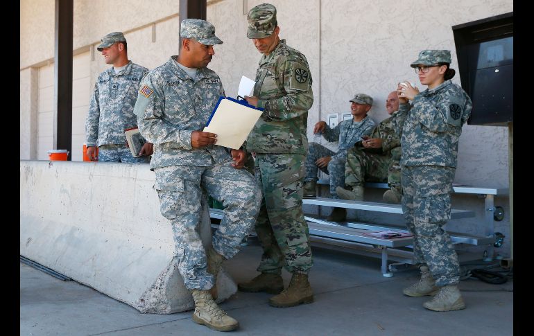 Elementos de la Guardia Nacional reciben papeleo para hacer sus reportes.