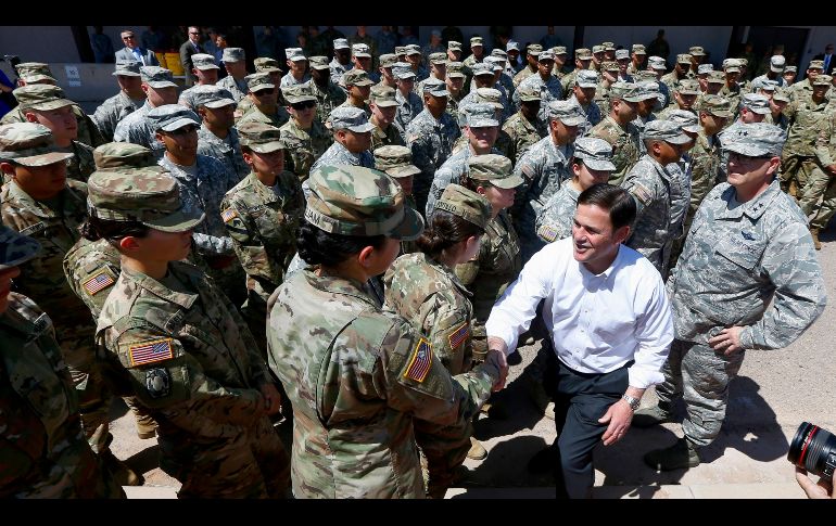 El gobernador de Arizona Doug Ducey saluda a soldados previo a su despliegue en la frontera. AP/R. Franklin