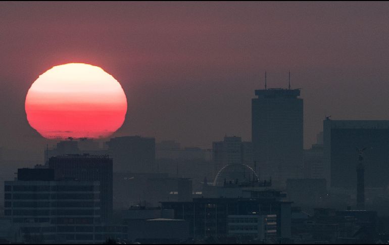 El Sol sale sobre la torre de la ciudad en Berlín, Alemania. AFP/DPA/P. Zinken