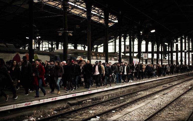 Usuarios del transporte público caminan por una plataforma de trenes en París, durante otra huelga de dos días del sindicato ferroviario en protesta por la iniciativa de reforma a la compañía estatal SNFC. AFP/P. Lopez