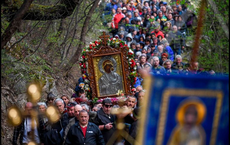Peregrinos cargan una imagen de la Virgen María en el monasterio Bachkovo, en Bulgara, durante una procesión por el segundo día de la Pascua ortodoxa. AFP/N. Doychinov