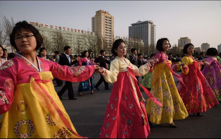 Estudiantes participan en un baile masivo en Pyongyang, Corea del Norte, como parte de las celebraciones por el fallecido líder Kim Jong Il. AFP/E. Jones