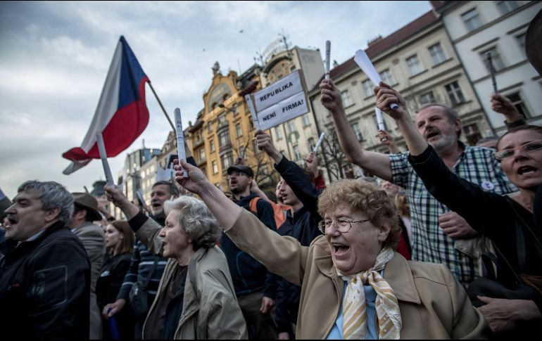 Manifestantes protestan contra el primer ministro checo, Andrej Babis, en Praga, República Checa. Miles pidieron la renuncia de Babis, pues enfrenta cargos penales por presunto fraude en subsidios de la Unión Europea en 2007. EFE/M. Divisek