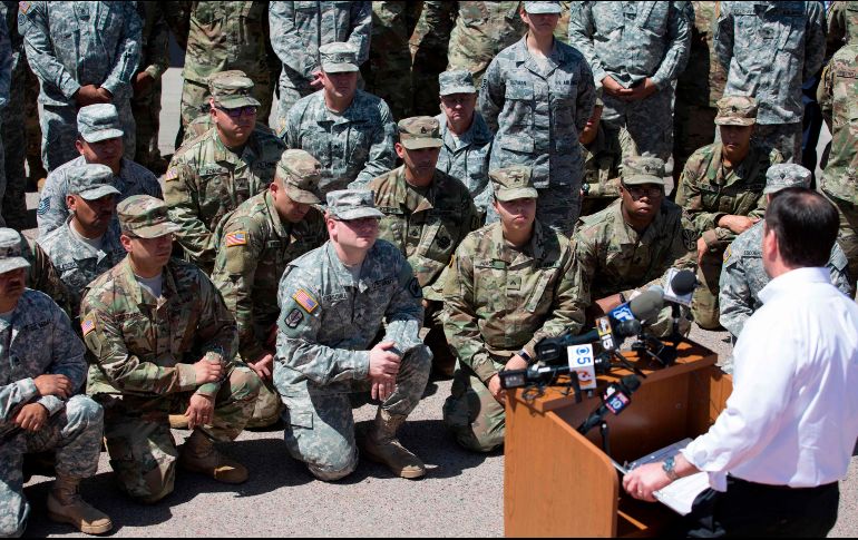 El gobernador de Arizona, Doug Ducey, también anunció el aumento del contingente de la Guardia Nacional que desplegará en su frontera de 150 a 338 agentes. AFP / C. O'Hara