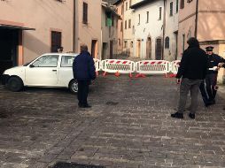 Vista de una calle cortada tras registrarse un terremoto de magnitud 4.6 en la escala Richter, en Muccia, Italia. EFE/G. Basilietti