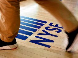 El índice industrial Dow Jones muestra una importante alza de 358.25 puntos; en la misma línea inicia la jornada el NYSE Composite que subía 136.18 puntos. AP / ARCHIVO