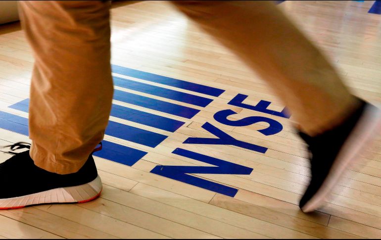 El índice industrial Dow Jones muestra una importante alza de 358.25 puntos; en la misma línea inicia la jornada el NYSE Composite que subía 136.18 puntos. AP / ARCHIVO