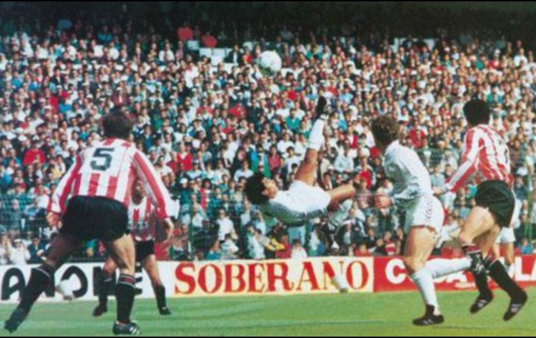Tras un centro de Martín Vázquez, Hugo remató el esférico con una acrobacia, jugada que es la más memorable  tras su paso por el conjunto merengue. ESPECIAL / TWITTER