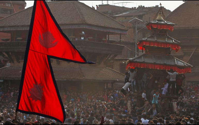 Devotos hindúes jalan una carroza del dios Bhairava en Bhaktapur, Nepal, durante el festival 