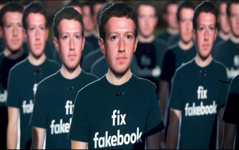 Cien imágenes en cartón del fundador de Facebook, Mark Zuckerberg, se colocaron afuera del Capitolo en Washington, DC. El grupo Avaaz dice que busca llamar la atención sobre las millones de cuentas de la red social que desinforman. AFP/S. Loeb