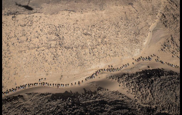 Competidores participan en la tercera etapa del Maratón des Sables, en el desierto del Sahara de Marruecos. AFP/J. Ksiazek