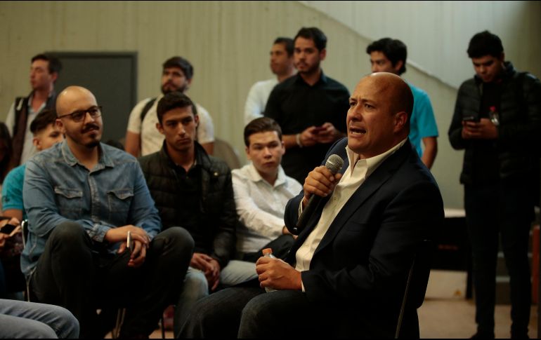 Durante un diálogo con estudiantes del CUCEA, Alfaro Ramírez refrendó su compromiso con la UdeG. EL INFORMADOR / F. Atilano