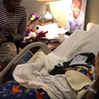 Niño con cáncer recibe llamada de "Batman"