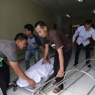 Consumo de licor ilegal en Indonesia deja al menos 60 muertos