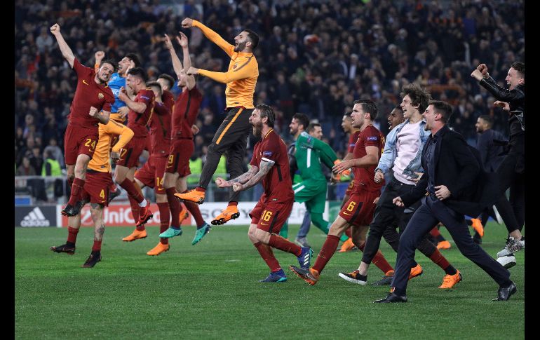 Jugadores de la Roma celebran tras ganar el pase a semifinales. AP/G. Borgia