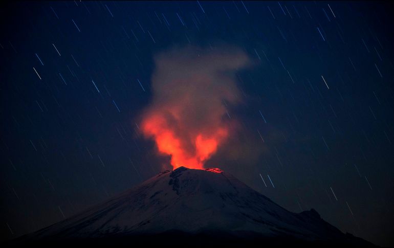 El volcán Popocatépetl visto desde la población de Xalitzintla, Puebla. En las últimas 24 horas, los sistemas de monitoreo del volcán identificaron 209 exhalaciones de baja intensidad acompañadas de vapor de agua y gas. EFE/F. Guasco