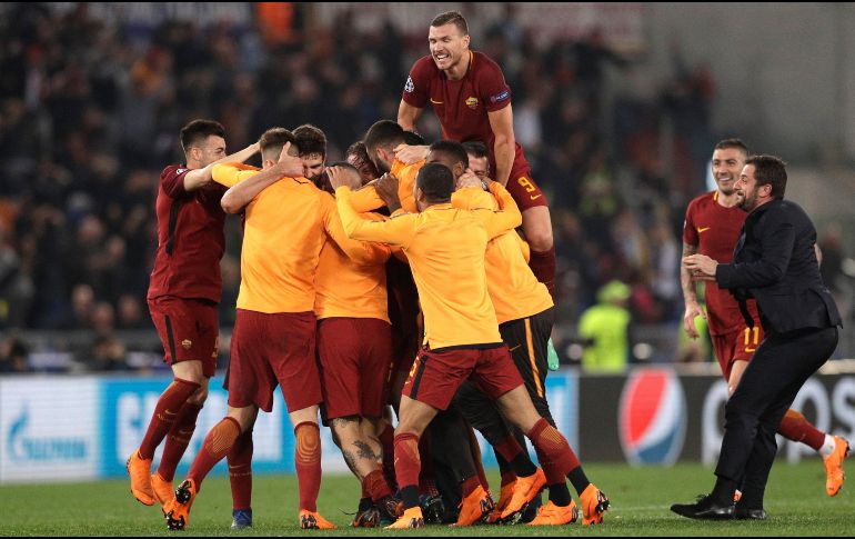 Jugadores de la Roma celebran tras vencer al Barceloa 3-0 en Roma, Italia, y lograr su pase a semifinales de la Champions League. AP/A. Medichini
