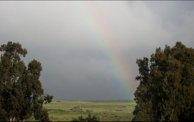 Un merkava sirio es visto junto a un arcoíris en Altos de Golán, cerca a la frontera entre Siria e Israel. EFE/A. Safadi