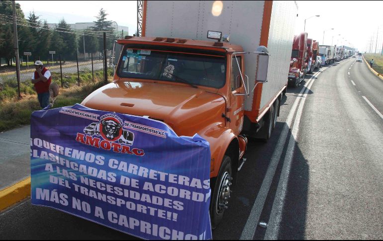 La Amotac se manifestó en diferentes puntos del país, como Toluca, donde realizaron una caravana como forma de protesta ante el alza de las casetas y combustibles, entre otras demandas. SUN / J. Alvarado