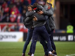 Almeyda festeja con su cuerpo técnico tras el silbatazo final del encuentro ante los Red Bulls. MEXSPORT/O. Aguilar