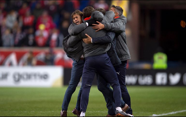 Almeyda festeja con su cuerpo técnico tras el silbatazo final del encuentro ante los Red Bulls. MEXSPORT/O. Aguilar