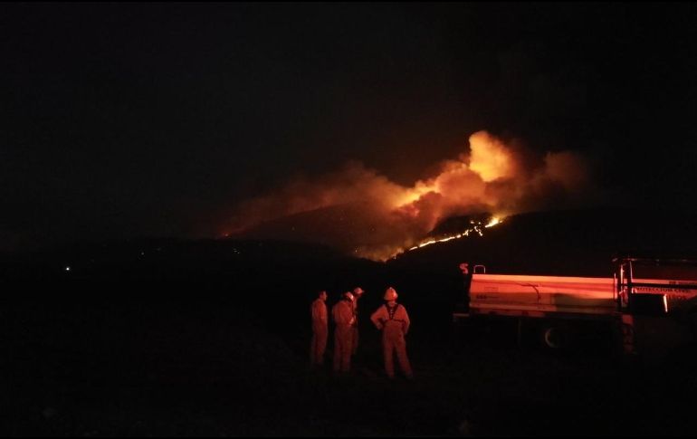 El humo es visible desde varios puntos de la ciudad. ESPECIAL/PC y Bomberos Zapopan