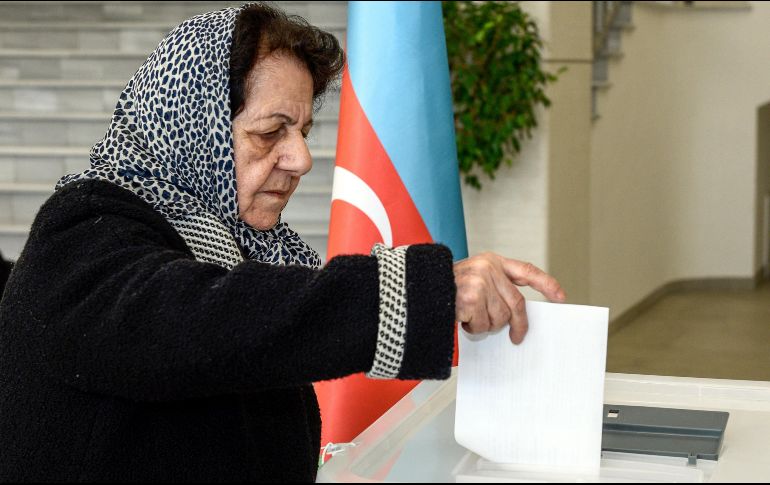 Una mujer deposita su boleta a primera hora de la mañana. AFP/T. Babayev