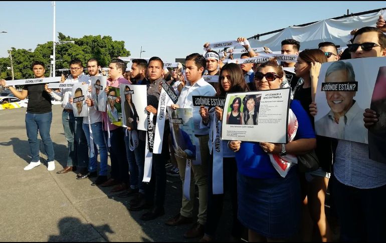 Estudiantes de la UdeG se manifestaron ayer martes para exigir que sus compañeros fueran encontrados. TWITTER / @michuymedina