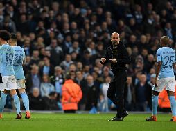 Guardiola se dirigió al colegiado para decirle que un gol anulado a Leroy Sané en realidad era válido. AFP/P. Ellis