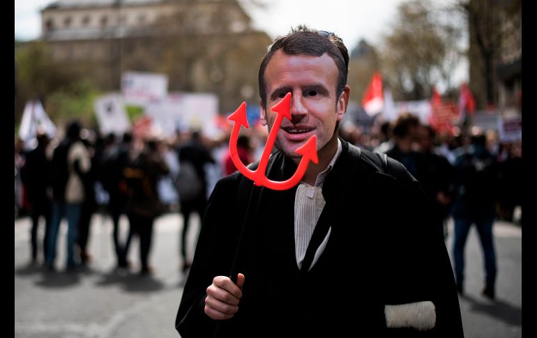 Un manifestante con una máscara de Emmanuel Macron, presidente de Francia, protesta en París contra una iniciativa de reforma al sistema de justicia francés. AFP/L. Bonaventure