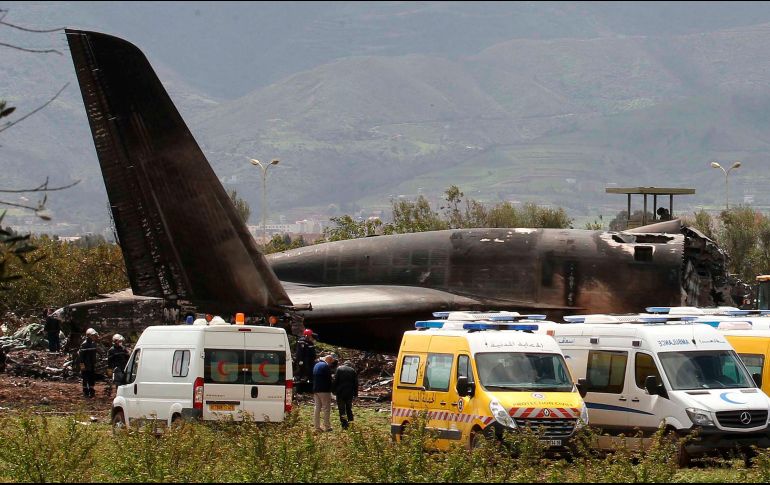 Bomberos y oficiales de seguridad civil trabajan en el sitio donde se estrelló un avión militar en Boufarik, Argelia. Al menos 257 personas perdieron la vida en el accidente. AP/A. Belghoul