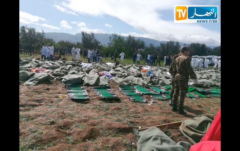 Cuerpos rescatados yacen en el suelo. Al menos 257 personas perdieron la vida. AP/Ennahar TV