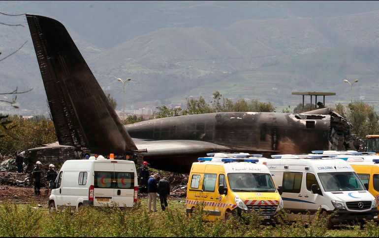 Firefighters and civil securityBomberos y oficiales de seguridad civil trabajan en el sitio del accidente. AP/A. Belghoul