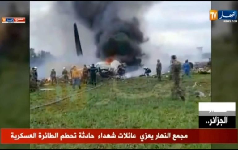 Una toma de video muestra humo que sale de la aeronave. AFP/Ennahar TV/M. Passos