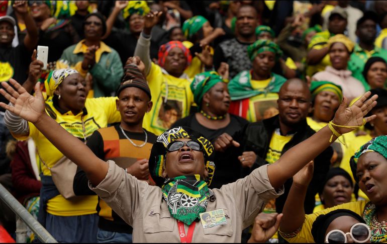 Sudafricanos asisten a una ceremonia en memoria de Winnie Madikizela-Mandela en el estadio  Orlando de Soweto. Miles de personas se concentraron para despedir a la política y activista, segunda esposa del expresidente  Nelson Mandela. AP/T. Hadebe