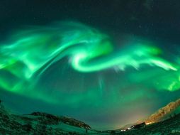 Las auroras son un efecto de las partículas energéticas del Sol que pueden salir de este por medio de viento solar o eyecciones de masa coronal. TWITTER / @esa_es