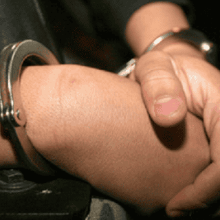 Detienen a policía por presuntamente violar a compañera