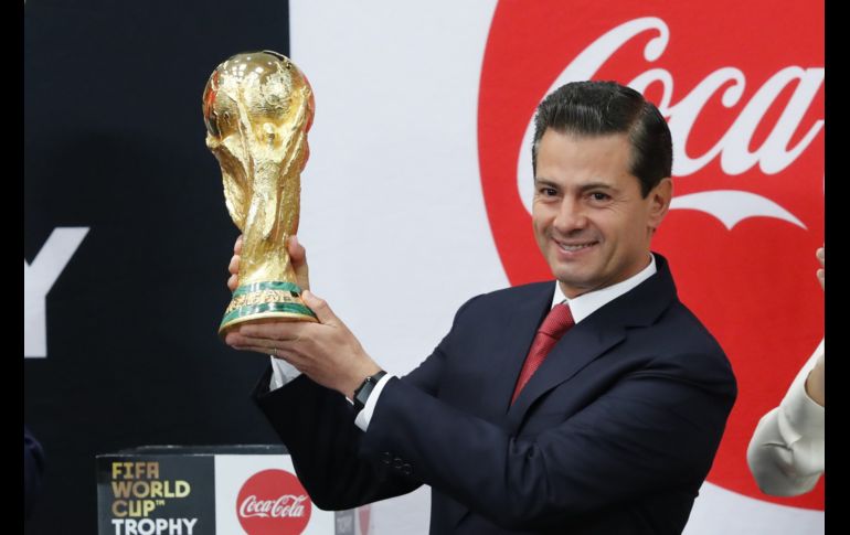 El Presidente de México Enrique Peña Niego carga el trofeo que se entregará al campeón de la Copa Mundial de Futbol Rusia 2018, durante la visita del trofeo a la residencia presidencial de Los Pinos, en Ciudad de México. EFE/J. Núñez