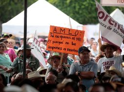 Durante el mitín de Morena, militantes llevaron pancartas para mostrar su inconformidad. EL INFORMADOR / F. Atilano