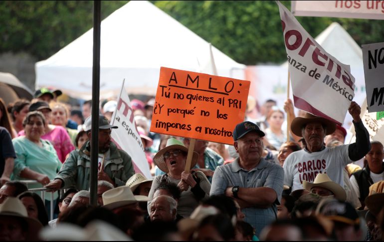 Durante el mitín de Morena, militantes llevaron pancartas para mostrar su inconformidad. EL INFORMADOR / F. Atilano