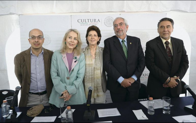 Anuncio. Jorge Volpi, Silvia Lemus, María Cristina García, Enrique Graue y Jorge Gutiérrez, durante una rueda de prensa en Ciudad de México. EFE