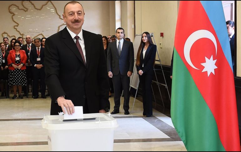 El presidente de Azerbaiyán, Ilham Aliyev, ejerce su derecho al voto en un colegio electoral durante las presidenciales, en Bakú. EFE/V. Amrullayev