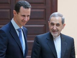 El presidente sirio, Bachar al Asad (izq), recibe a Ali Akbar Velayati (dcha), consejero del líder supremo iraní, el ayatolá Ali Jamenei, antes de mantener un encuentro en Damasco. EFE/SANA