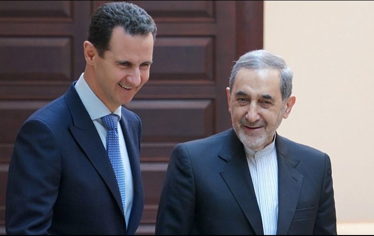 El presidente sirio, Bachar al Asad (izq), recibe a Ali Akbar Velayati (dcha), consejero del líder supremo iraní, el ayatolá Ali Jamenei, antes de mantener un encuentro en Damasco. EFE/SANA