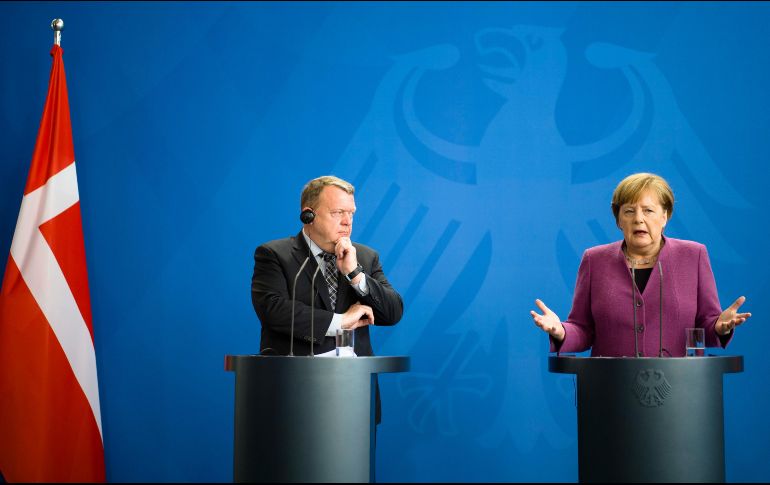 La canciller alemana, Angela Merkel, a la derecha, y el primer ministro de Dinamarca, Lars Loekke Rasmussen, informan a los medios tras una reunión en la cancillería de Berlín, Alemania. AP / M. Schreiber